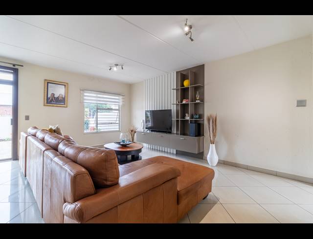 3 BEDROOM TOWNHOUSE FOR SALE IN GLENVISTA
